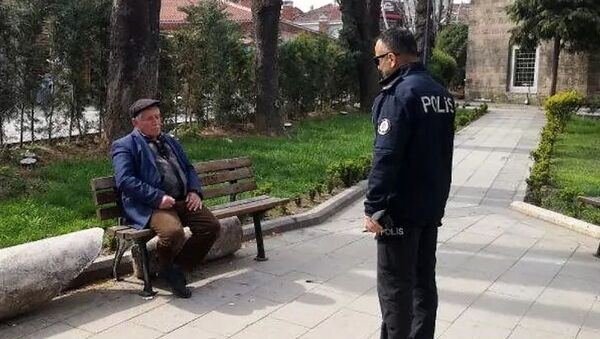 Bursa’da 65 yaş üstü kişilere uygulanan sokağa çıkma yasağını delmek isteyen bir kişi, polislere yaşının 64 olduğunu söyledi. - Sputnik Türkiye