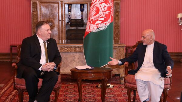 Afganistan Devlet Başkanı Eşraf Gani ile ABD Dışişleri Bakanı Mike Pompeo, koornavirüse rağmen Kabil'de yüzyüze görüştü.  - Sputnik Türkiye