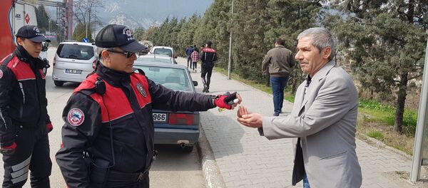 Polis “Ölmek mi istiyorsunuz?” diye uyardığı yaşlıları kolonya sıkarak evlerine gönderdi - Sputnik Türkiye