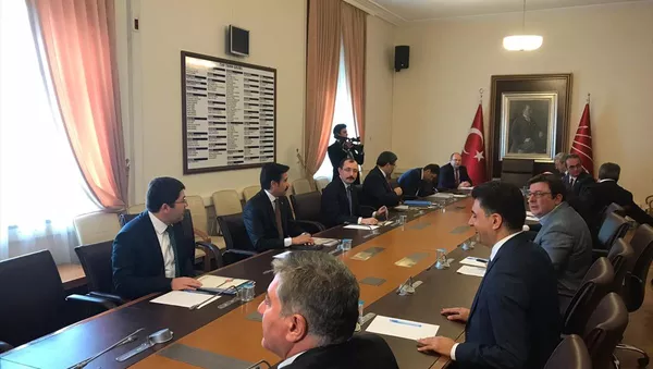 AK Parti Grup Başkanvekilleri Mehmet Muş ve Cahit Özkan, infaz düzenlemesine ilişkin CHP'nin Meclis Grubu'nu ziyaret etti. - Sputnik Türkiye