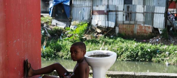 Hijyen ve sağlık hizmeti yoksunluğundan ötürü koronavirüs karşısında savunmasız  favelalardan biri olan Rio de Janeiro'nun Cidade de Deus'unda bir çocuk  - Sputnik Türkiye