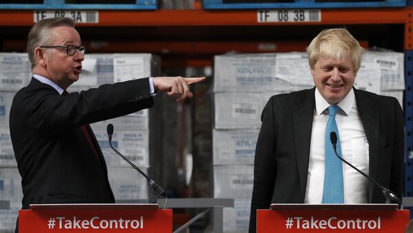 Michael Gove (solda) ile Boris Johnson 2016'da bir Brexit kampanyasında  - Sputnik Türkiye