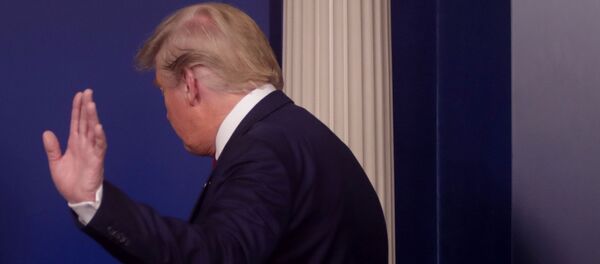 Donald Trump, Beyaz Saray'daki günlük koronavrüs basın toplantısından ayrılırken - Sputnik Türkiye
