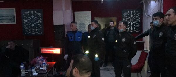 Koronavirüs tedbirlerine uymayan gece kulübüne operasyon: 20 gözaltı - Sputnik Türkiye