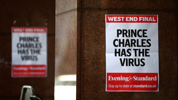 Bazı gazetelerin Londra sokaklarına astığı günlük anonsları, 26 Mart'ta, Britanya Veliaht Prensi Charles'ın koronavirüse yakalandığı haberi kapladı. - Sputnik Türkiye