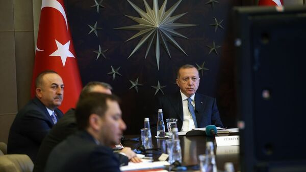 Türkiye Cumhurbaşkanı Recep Tayyip Erdoğan, yeni tip koronavirüs (Kovid-19) gündemiyle toplanan G20 Liderler Olağanüstü Zirvesi'ne Huber Köşkü'nden video konferans yöntemiyle katıldı. - Sputnik Türkiye