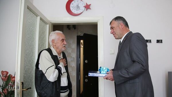 Manisa Şehirlerarası Otobüs Terminali'nde 74 yaşındaki Kemal Konca'ya (solda) kötü davrandığı görüntüleri tepki çeken polis memuru, yaşlı adamı evinde ziyaret ederek özür diledi. - Sputnik Türkiye