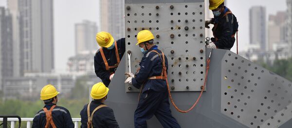 Vuhan'da çalışan işçiler. - Sputnik Türkiye