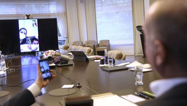 Türkiye Cumhurbaşkanı Recep Tayyip Erdoğan, Kuzey Kıbrıs'tan gelip karantina altında bulunurken sevk edildiği Mersin Şehir Hastanesi'nde doğum yapan Sevda Gül'ü telefonla arayarak kutladı. - Sputnik Türkiye