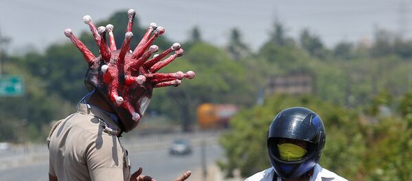 Hindistan'da bir polis, koronavirüs kaskıyla evde kal çağrısı yaptı - Sputnik Türkiye