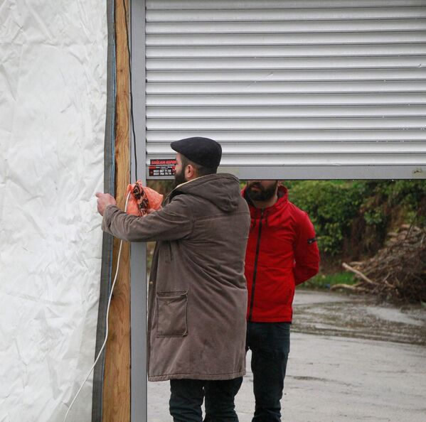 Rize'de koronavirüsten korunmak için mahalleyi kepenkle kapattılar - Sputnik Türkiye