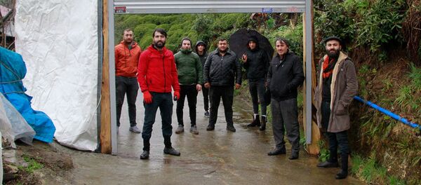 Rize'de koronavirüsten korunmak için mahalleyi kepenkle kapattılar - Sputnik Türkiye