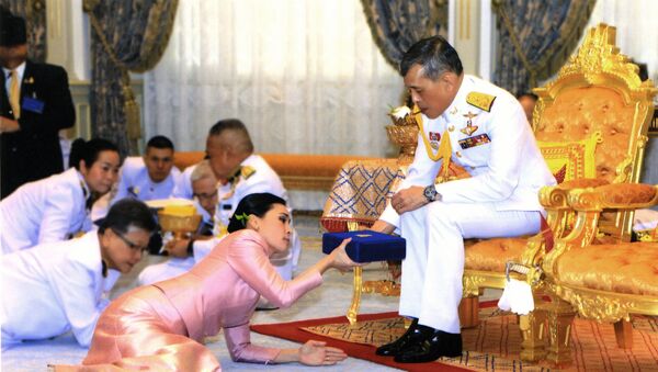 Tayland Kralı Maha Vajiralongkorn, tahta çıkmasının tamamlanmasından üç gün önce, Mayıs 2019'da, yaveri konumundaki Orgeneral Suthida Vajiralongkorn na Ayudhya ile evlenip onu Kraliçe ilan etmişti. - Sputnik Türkiye