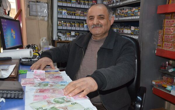 Ordulu esnaf Orhan Sarı, bakkal dükkanındaki paraları 100 derecelik suda kaynatarak, dezenfekte ediyor - Sputnik Türkiye