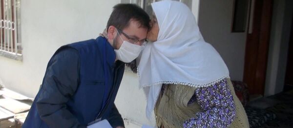 Koronavirüs salgını nedeniyle evden çıkamayan yaşlı kadın, maaşını getiren görevliyi alnından öptü Koronavirüs salgını nedeniyle evden çıkamayan yaşlı kadın, maaşını getiren görevliyi alnından öptü - Sputnik Türkiye