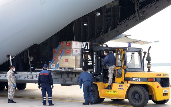 İspanya ve İtalya'ya Türkiye'nin tıbbi yardımlarını taşıyan uçak, Etimesgut Askeri Havaalanı'ndan havalandı. - Sputnik Türkiye