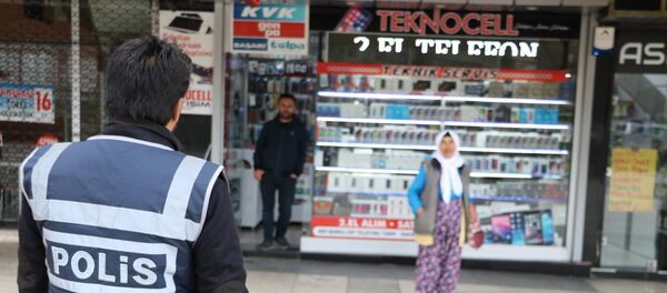 Kahramanmaraş’ta polis koronavirüs önlemleri kapsamında evine gitmesi için yaşlı kadını uyardı Kahramanmaraş’ta polis koronavirüs önlemleri kapsamında evine gitmesi için yaşlı kadını uyardı - Sputnik Türkiye