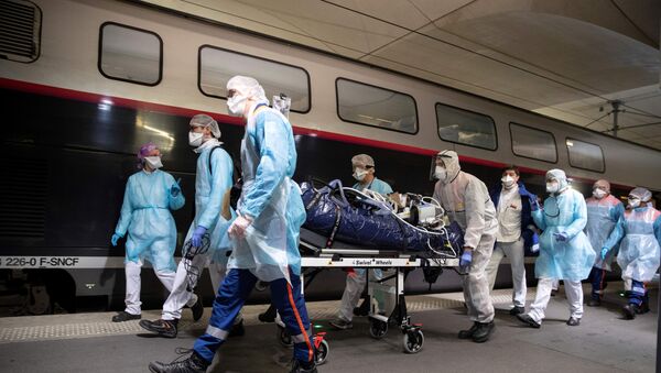 Fransız sağlık ekipleri, Paris bölge hastanelerinden tahliye ettikleri bazı koronavirüs hastalarını D'Austerlitz Garı'nda TGV hızlı trenine bindirerek Bretonya'ya nakletti. - Sputnik Türkiye