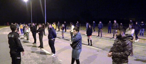 Koronavirüse rağmen 51 kişi bir araya geldi, drift yapıp dansöz oynattı - Sputnik Türkiye