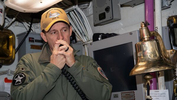 Koronavirüs nedeniyle karantinaya alınan ABD'ye ait USS Theodore Roosevelt uçak gemisinin kaptanı Brett Crozier görevden alındı. - Sputnik Türkiye