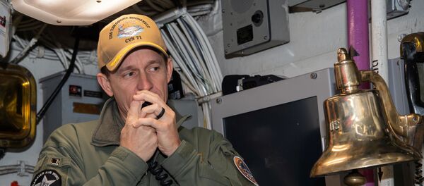 Koronavirüs nedeniyle karantinaya alınan ABD'ye ait USS Theodore Roosevelt uçak gemisinin kaptanı Brett Crozier görevden alındı. - Sputnik Türkiye