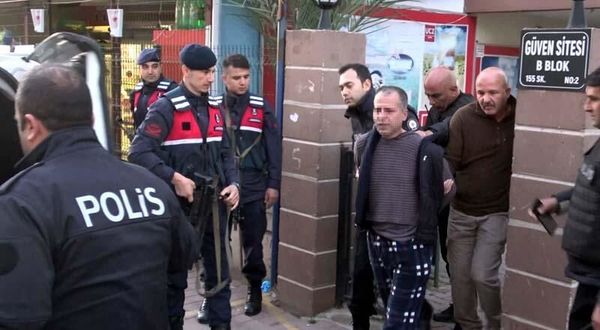 Birlikte yaşadığı kadını rehin aldı, 'Koronavirüslüyüm' diyerek polise tükürdü - Sputnik Türkiye
