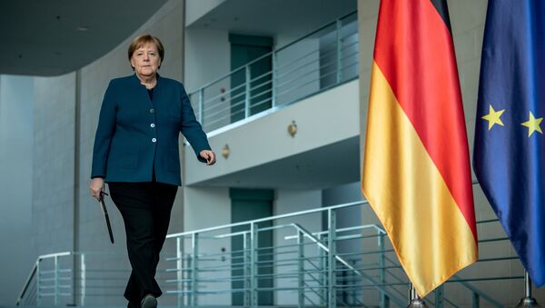 Angela Merkel, kendini karantinaya almadan önce 22 Mart'ta başbakanlık binasında koronavirüs basın toplantısına giderken - Sputnik Türkiye