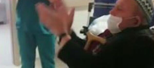 İzmir'de 84 yaşındaki koronavirüs hastası taburcu oldu - Sputnik Türkiye