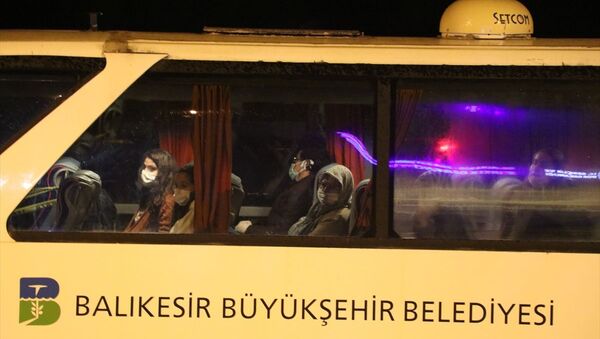 Kuzey Kıbrıs'tan uçakla Türkiye'ye getirilen 190 kişi, yeni tip koronavirüs (Kovid-19) önlemleri kapsamında Balıkesir'deki öğrenci yurduna yerleştirildi - Sputnik Türkiye