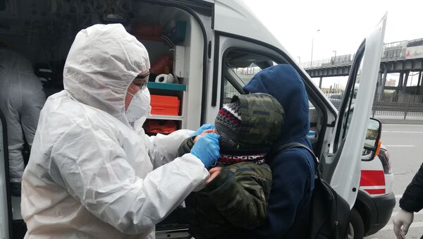 Hasta çocuklarıyla metrobüse geldiler çağrılan ambulans ile hastaneye götürüldüler - Sputnik Türkiye