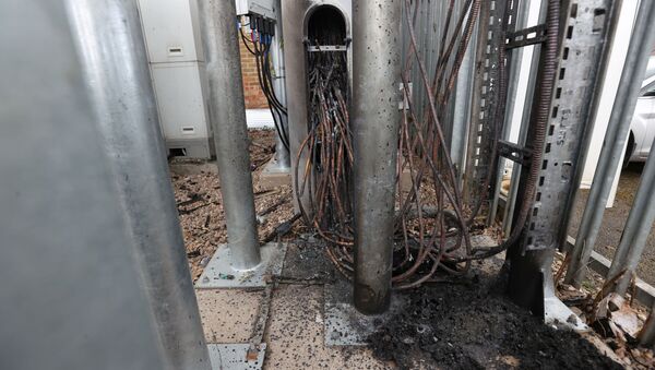 Kundaklama sonucu kabloları zarar gören bir baz istasyonu, Birmingham, İngiltere, Britanya - Sputnik Türkiye