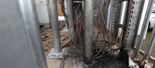 Kundaklama sonucu kabloları zarar gören bir baz istasyonu, Birmingham, İngiltere, Britanya Kundaklama sonucu kabloları zarar gören bir baz istasyonu, Birmingham, İngiltere, Britanya - Sputnik Türkiye