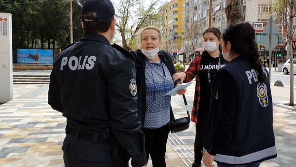 14 yaşındaki kızıyla sokağa çıkan anneden polise: Gezeceğim, gördüğünüz yerde ceza da yazabilirsiniz - Sputnik Türkiye