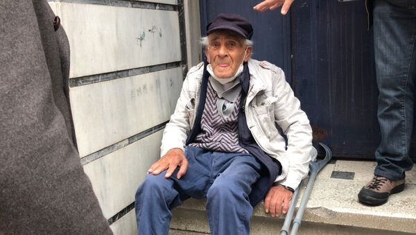 İstanbul’da koltuk değnekleriyle dışarıya çıkan yaşlı adam “pes” dedirtti - Sputnik Türkiye