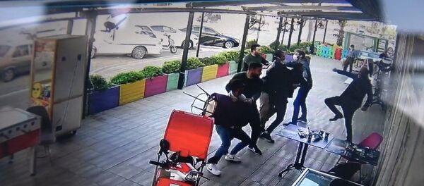 Antalya’da bir kişi maske takmaları için uyardığı kişiler tarafından saldırıya uğradı - Sputnik Türkiye