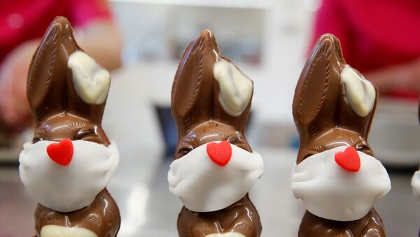 Bohnenblust pastanesinde üretilen çikolatadan Paskalya Tavşanlarına koronavirüsten korunma önlemi olarak maske takıldı, Bern, İsviçre - Sputnik Türkiye