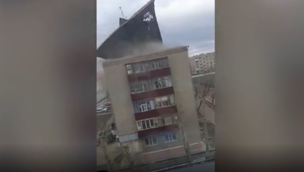 Kazakistan’daki fırtına bir evin çatısını böyle uçurdu - Sputnik Türkiye