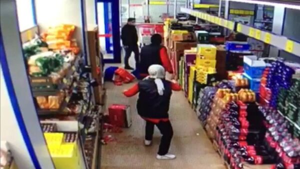 Avcılar’da markette maskesiz olduğu için uyarılan müşteri çalışanlara nohut fırlattı - Sputnik Türkiye