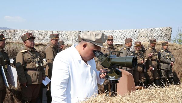 Kuzey Kore Lideri Kim Jong-un askeri tatbikata katılarak askerlerle poz verdi - Sputnik Türkiye