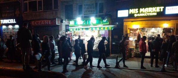 2 günlük sokağa çıkma yasağı kararı İstanbul sokaklarında yoğunluk - Sputnik Türkiye