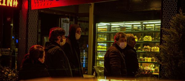 İstanbul Beylerbeyi'nde yeni tip koronavirüs (Kovid-19) salgını ile mücadele kapsamında, saat 24.00 itibarıyla başlayacak sokağa çıkma yasağı öncesi alışveriş yapmak isteyenler uzun kuyruklar oluşturdu. - Sputnik Türkiye