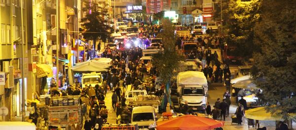 Samsun’da sokağa çıkma yasağını duyan vatandaşlar halk pazarlarına, marketlere ve fırınlara akın etti. Samsun'un İlkadım ilçesi Ağabali Caddesi üzerinde kurulan pazarda ise vatandaşlar yoğun bir şekilde alışveriş yaptı. Halk pazarı vatandaşların akın etmesiyle erken açıldı. - Sputnik Türkiye