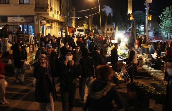 Manisa'da gece saatlerinde kurulan Cumartesi pazarına akın eden vatandaşlar, sosyal mesafe kurallarını ihlal ederek alışveriş yaptı. - Sputnik Türkiye