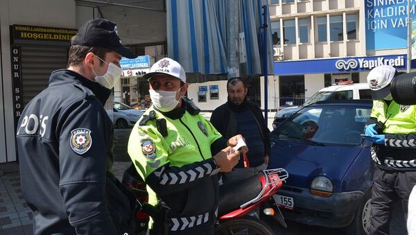 Sokağı çıkma yasağını çiğneyen motosikletli alkollü çıktı - Sputnik Türkiye