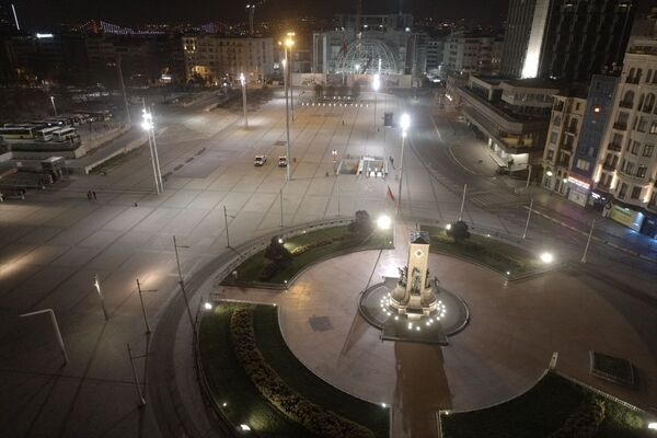 İstanbul'da İstiklal Caddesi ve Taksim gece drone ile görüntülendi. - Sputnik Türkiye