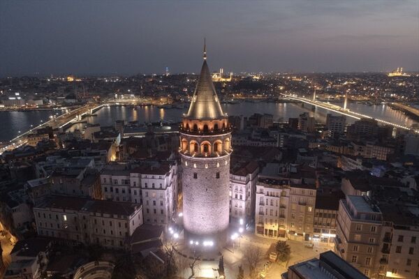 İstanbul'da Galata Kulesi gece drone ile görüntülendi. - Sputnik Türkiye