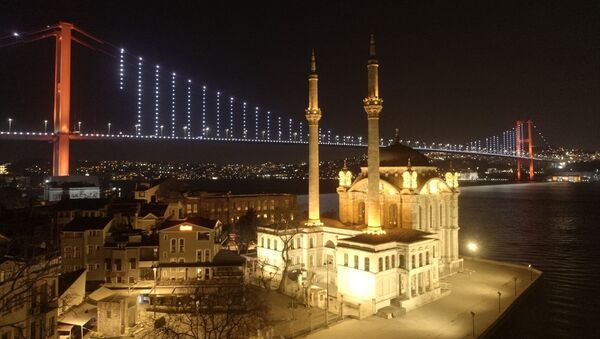 İstanbul'da Ortaköy Meydanı, Büyük Mecidiye Camii ve 15 Temmuz Şehitler Köprüsü, gece drone ile görüntülendi. - Sputnik Türkiye