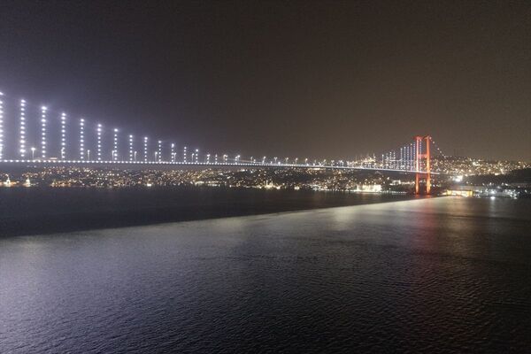İstanbul'da 15 Temmuz Şehitler Köprüsü ve Anadolu Yakası, gece drone ile görüntülendi. - Sputnik Türkiye