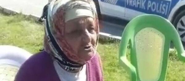 Uşak'ın Ulucak ilçesinde birlikte yaşadığı kızı ve damadı ile tartışan yaşlı kadın, hava alma bahanesiyle çıktığı evden Manisa'nın Kula ilçesine kadar yürüdü. - Sputnik Türkiye