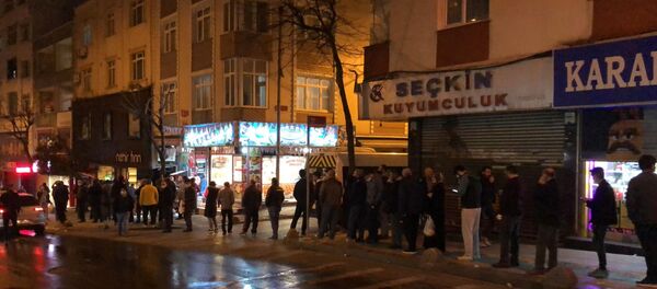 İstanbul-Koronavirüs tedbirleri kapsamında sokağa çıkma yasağı gelmesi ile birlikte, vatandaşlar fırınlara akın etti. - Sputnik Türkiye